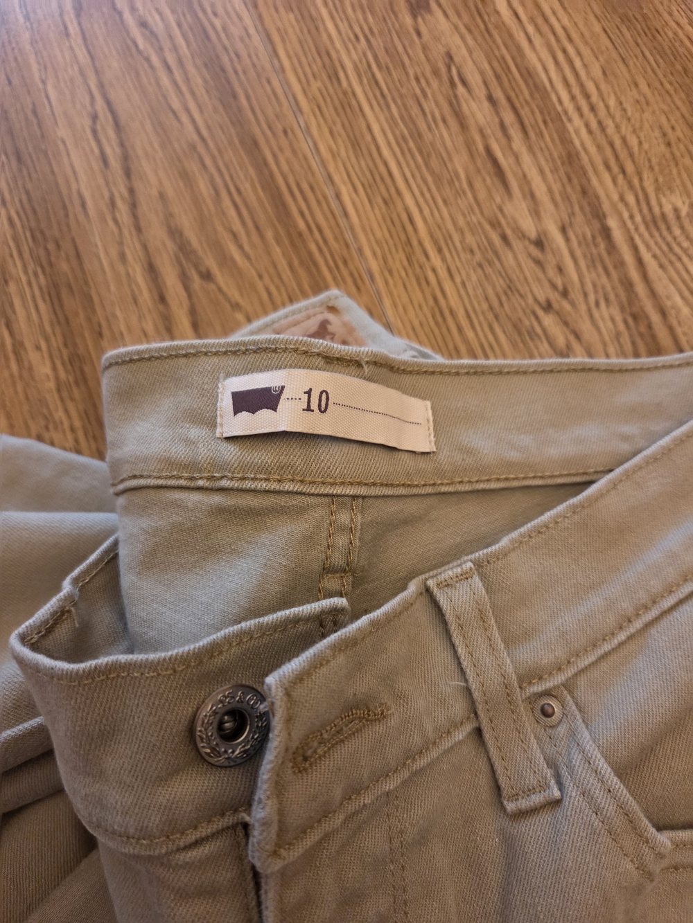 Levi's Slim Women's Capris in Light Khaki